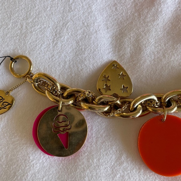 Betsy Johnson Gold Charm Bracelet NWT - Picture 4 of 9